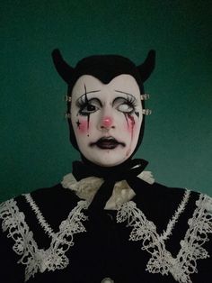 Cute Creepy Costumes, Clown Witch Costume, 1920s Witch Aesthetic, Vampire Clown Costume, Classic Halloween Makeup, Scary Clowns Costume, Scary Female Characters, Gothic Circus Aesthetic, Strange Halloween Costumes