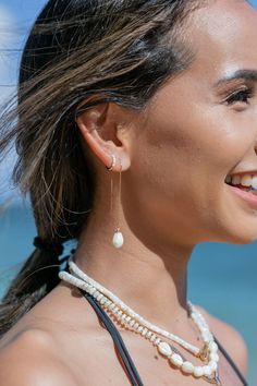 These Pikake shell threader earrings exude Hawaii's natural beauty. These long gold earrings feature hand carved flower shells dangling from 14kt gold filled threaders. A Hawaii staple. They are perfect solo or teamed with our other earrings. ✦ DETAILS ✦ ✧ Name: Leimana (lay MA nah) - warrior. ✧ 14kt Gold Filled w/ mother of pearl shells. ✧ 2.25in Drop Length. ✧ All Ke Aloha Jewelry pieces come packaged thoughtfully, beautifully, and ready for gift giving. ✧ Unless otherwise noted in the listing Adjustable Threader Earrings With Pearl Drop, Pikake Flower, Pearl Threader Earrings, Hawaii Jewelry, Seashell Earrings, Long Gold Earrings, Mother Of Pearl Earrings, Shell Jewelry, Threader Earrings