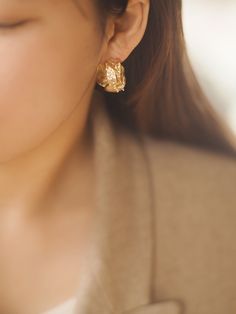 Add a touch of elegance and sophistication to your look with these Sanya Textured Leaf Crystal Stud Earrings. Crafted from high-quality brass with a gold plating, these earrings feature a unique leaf-like design that captures light beautifully. The textured surface adds a natural, organic feel, while a single sparkling crystal sits at the center, enhancing the luxurious appeal of these pieces. With a length of 2 cm and width of 1.5 cm, they offer a bold yet comfortable fit, perfect for day or evening wear. At just 12g, they are lightweight enough for all-day comfort. Details: Material: Gold-plated brass Dimensions: Length 2 cm, Width 1.5 cm Weight: Approximately 12g Features a textured leaf design with a sparkling central crystal Lightweight and comfortable for daily wear Care Instructions Pearl Jewelry Necklace, Natural Stones Necklace, Gold Statement Earrings, Natural Stone Jewelry, Natural Stone Bracelets, Crystal Stud Earrings, Anklet Bracelet, Anklet Jewelry, Sparkling Crystal