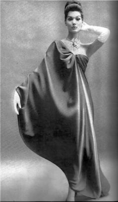 Cristóbal Balenciaga 1950s Glamour, Fabulous 50s, Timeless Silhouettes, 50's Fashion, Fashion 1960s, Richard Avedon, Vintage Fashion Photography, Vintage Silhouette