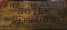 a sign that says shephard's hotel in spanish