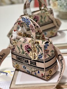 Lᴀᴅʏ Embroidered Concubine Diana bag “Cʜʀɪsᴛɪᴀɴ Dɪᴏʀ” logo is fashionable and feminine. Embellished with the signature ‘DIOR’ charm, it adds a touch of movement to the delicate silhouette. With a large detachable double-sided embroidered shoulder strap, you can choose the way you want to wear it. Detachable double-sided embroidered wide shoulder strap, internal zipper pocket and patch pocket, can be carried by hand, shoulder or crossbody, and can be matched with other emb Chic Top Handle Bags With Embroidered Logo, Luxury Floral Print Top Handle Bag, Chic Beige Bag With Embroidered Logo, Luxury Beige Shoulder Bag With Embroidered Logo, Designer Shoulder Bag With Embroidered Logo, Designer Bags With Floral Print For Spring, Designer Floral Print Bags For Spring, Luxury Multicolor Floral Print Bags, Elegant Double Handle Bag With Embroidered Logo