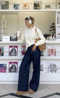 Stockholm Autumn Outfits, Tennis Shoe Work Outfit, Wide Leg Fall Outfit, Aesthetic Basic Outfits, Stockholm Winter Outfit, Pnw Outfit, Modest Winter Fashion, Look Adidas, Blue Jean Outfits