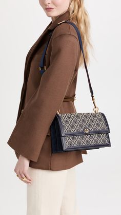 Túi đeo chéo Monogram Jacquard của Tory Burch | SHOPBOP Luxury Casual Bag, Monogram Bag Outfit, Tory Burch Aesthetic, Tory Burch Bag Outfit, Tory Burch Sling Bag, Tori Burch Bags, Sling Bag Outfit, Vintage Vibes Retro, Classy Bags