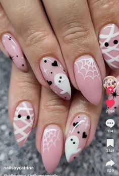 Big But Simple Tattoos, Halloween Oval Acrylic Nails, Spooky Nail Art Designs, Cute Creepy Nails, Fun Spooky Nails, Halloween Nails Short Stiletto, Halloween Nail Ideas Almond Shape, Halloween Nail Art Acrylic, Cute Bat Nails