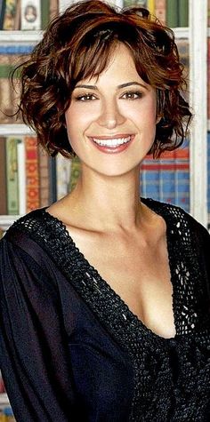 Look 2023, Kort Bob, Short Curly Hairstyles For Women, Short Wavy Haircuts, Wavy Bob Hairstyles, Glamorous Look, Wavy Haircuts, Chin Length Hair, Haircuts For Wavy Hair