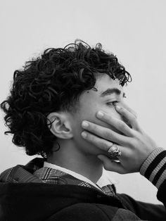 Curly Hair Taper, Corte Mullet, Boy Haircut Ideas, Middle Part Curly Hair, Mens Haircuts Wavy Hair, Taper Fade Curly Hair