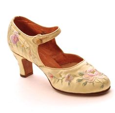 Fashion History Museum: Shoe, one of pair in embroidered yellow satin with leather lining. Made in China (probably Shanghai) for export, late 1920s Art Deco Shoes, Antique Shoes, Gaun Abad Pertengahan, 1920s Shoes, Historical Shoes, Victorian Shoes, Flapper Era, 1920's Style, Chinese Silk