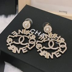 1:1 REPLICA JEWELRY   This product is of the best quality.  The production time is 3-5 working days.  Includes box, dust bag, care manual, booklet, card, bill of sale. Goyard Wallet, Dior Hat, Chanel Pearl, Bill Of Sale, Replica Jewelry, Chanel Pearls, Hermes Jewelry, Goyard Bag, Drop Earrings Gold