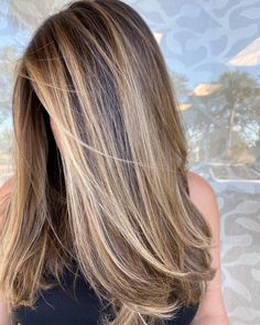 🌟 Elevate Your Hair Game! 🌟 Explore 32 stunning blonde and caramel highlight ideas that will transform your look. Whether you prefer soft, natural blends or bold, contrasting streaks, these highlight styles add depth, dimension, and a touch of glamour to your hair. Perfect for any season, these ideas will inspire your next salon visit. Save this pin for your next hair appointment and get ready to shine with a fresh, fabulous hairstyle! 💇‍♀️✨ #HairInspo #BlondeHighlights #CaramelHighlights #HairGoals #BeautyTrends Light Hair On Top Dark On Bottom Brown, Shoulder Haircuts For Women Straight, Should Length Hairstyle Women, Dark Hair To Light Balayage, Natural Light Blonde Highlights, Bayalage Blonde Ash, Hilights On Brunettes, Alex Hall Hair, Straight Highlighted Hair