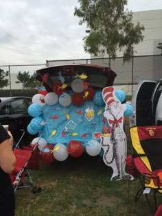 the cat in the hat balloon display is ready to be put into the back of the car