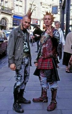 Punks in edinburgh 🏴󠁧󠁢󠁳󠁣󠁴󠁿 80s Punk Fashion, Lila Party, Punk 80s, Punk Mode, Look 80s, 70s Punk, 90s Punk