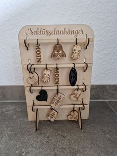 a wooden rack with various items on it and the words schlusssanhanger written in german