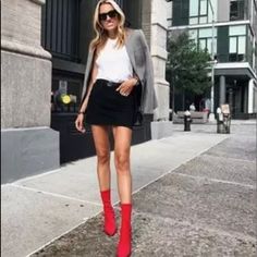 Black Skirt With Elastic Around The Waist Also Has Two Pockets In The Front And Two Pockets In Back Sock Boots Outfit, Red Boots Outfit, Ankle Boots With Leggings, Red Ankle Boots, How To Wear Ankle Boots, Boots Outfit Ankle, Red Booties, Blazer Casual, Blogger Street Style