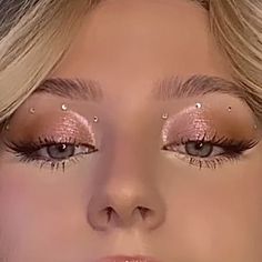 Prom Inspiration Makeup, Makeup Looks For Birthday Party, Rhinestones Makeup Look, Euphoria Makeup Inspiration, Make Up Inspo Euphoria, Make Up With Rhinestone, Make Up With Strass Glitter, Eye Crystal Makeup, Makeup Looks Rhinestones