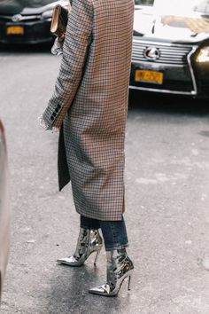 Photo Silver Boots, Looks Street Style, Street Style Inspiration, Plaid Fashion, Fashion Tips For Women, Looks Style, Mode Inspiration, Boots Outfit, Seasonal Fashion