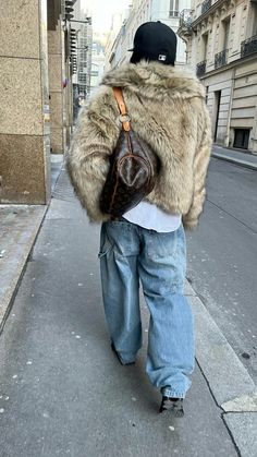 Tokyo Outfits Fall, Kati Core, Stile Kendall Jenner, Fur Coat Outfit, Throwing Fits, Layered Fits, 2000s Clothes, Everyday Clothes, Skandinavian Fashion