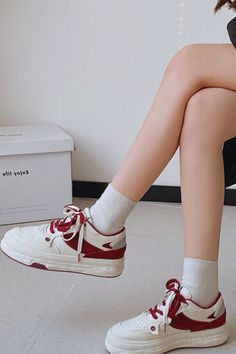 White Flat Platform Sneakers With Laces, White Flat Platform Sneakers For Streetwear, Trendy White Flat Skate Shoes, White Flat Platform Sneakers, White Flat Platform Sneakers In Synthetic, White Synthetic Flat Platform Sneakers, Trendy White Skate Shoes With Flat Heel, White Synthetic Platform Sneakers, White Flat Heel Platform Sneakers