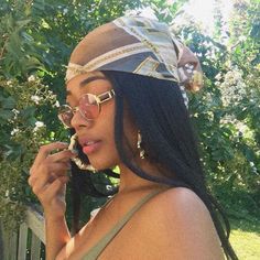 Sunglasses For Your Face Shape, Looks Hip Hop, Mode Turban, Smink Inspiration, 2000s Fashion, Scarf Hairstyles, Head Scarf, Rihanna, Girl Hairstyles