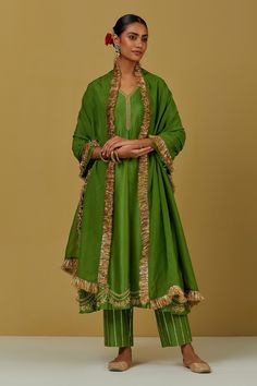 Green kurta with floral embroidery and V neck. Paired with sequin work pant and tissue organza fringe dupatta.
Components:3
Pattern:Embroidered
Type of Work:Floral
Neckline:V Neck
Sleeve Type:Flared
Fabric:Chanderi Silk, Tissue Organza
Color:Green
Other Details:
Floral and sequin work
Occasion:Puja - Aza Fashions V Neck Kurta, Chanderi Silk Suits, Pakistani Designer Suits, Casual Indian Fashion, Silk Kurta, Dupatta Set, Embroidery Suits Design, Green Hand, Silk Suit