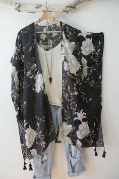 Kimono FREE BIRD Robe-style Bohemian Kimono With Floral - Etsy Gray Kimono, Kimono Beach Cover Up, Butterflies Pattern, Bridal Kimono, Boho Shawl, Kimono Outfit, Dress Kimono, Fest Outfits, Mode Hippie