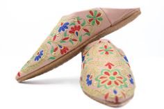 Bring a Moroccan touch to your outfit with these leather mules for women. They are hand stitched in a family workshop in the heart of the medina of Marrakesh using naturally tanned leather. The upper is decorated with multi colored pompoms, tassels and embroideries. A Moroccan pompom slippers handmade in Marrakesh, known for its quality leather. In fact, this city has one of the oldest tanneries in the kingdom where leather is still working in a natural way. Hurry, take advantage of our best off Traditional Handmade Slippers For Spring, Traditional Closed Toe Mules For Spring, Traditional Round Toe Slippers For Spring, Traditional Slip-on Mules For Spring, Artisan Handmade Leather Slippers, Traditional Slip-on Slippers With Soft Sole, Traditional Handmade Mules, Handmade Traditional Leather Slippers, Traditional Leather Mules For Spring