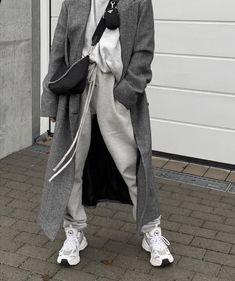 Grey Jogging Pants Outfit, Trenchcoat Outfit, Mode Dope, Jogging Style, Looks Hip Hop, Tracksuit Outfit, Cozy Coats, Hijab Styles