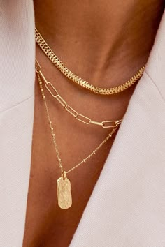 How To Style Layered Necklaces Outfit, Gold Jewelry Combo, Necklace Inspo Gold, Mixed Metal Layered Necklaces, How To Match Jewelry With Outfits, Gold Necklace Stacking, Gold Layering Jewelry, Layering Gold Necklaces, Mixed Metal Necklace Layering