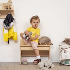 The Entryway Bench with Coat Rack is a versatile and essential piece of furniture designed to enhance the organization and functionality of your kids' room or home's entryway. This set provides a dedicated space for coats, shoes, and accessories, helping to keep the room neat and tidy. Ideal for families, this set encourages children to participate in organizing their belongings, fostering independence and responsibility from an early age. Key Features of Entryway Bench with Coat Rack Our Entryw Montessori Shoe Station, Montessori Entryway Ideas, Montessori Hallway, Kids Entryway Ideas, Toddler Entryway, Montessori Entryway, Kids Shoe Rack, Montessori Pedagogy, Bench With Coat Rack