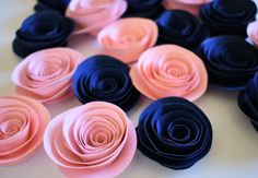 there are many different colors of flowers on the table, including pink and blue roses