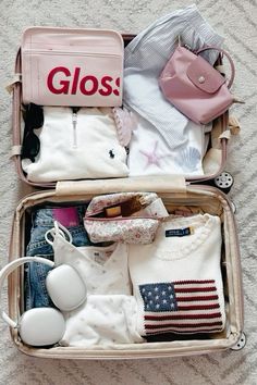 Packing For Vacation, Jet Set Style, Airport Aesthetic, Travel Bag Essentials, Travel Essentials For Women, Suitcase Packing, Vacation Packing, School Trip