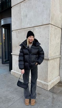 Mid Length Puffer Jacket Outfit, Hit The Slopes Fleece Jacket Outfit, Polished Athleisure Outfits, Maxi Puffer Coat Outfit, Black Down Jacket Outfit, Nyc Winter Fits, Outfits Winter 2024, Black Puffer Jacket Outfit, Warm Winter Outfits