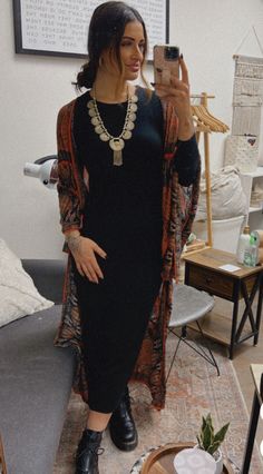 Office Bohemian Outfit, Kimono Work Outfit Classy, Kimono Witch Outfit, Business Boho Chic Work Outfits, Kimono Work Outfit, Boho Office Style Work Outfits, Professional Bohemian Outfits, Kimono Winter Outfit, Boho Outfits For Work