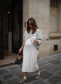 50 Cute Pregnancy Outfits To Try While You Can Winter Bump Style, Pregnancy Outfits 2024, Pregnant Look Outfits, Pregnant Autumn Outfits, Pregnant Outfits Aesthetic, Midsize Pregnancy Outfits, Pregnancy Outfits Spring, Trendy Maternity Outfits Summer, Cool Pregnancy Outfits