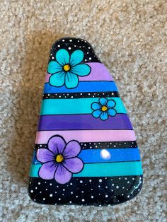 Floral design 🌸 Painted Garden Rocks Ideas, Paint Flowers On Rocks, Birthday Rock Painting Ideas, Easy Stone Painting Ideas, Cool Rock Painting Ideas, Flower Rock Painting, Flower Painted Rocks, Rock Painting Flowers, Diy Rock Art