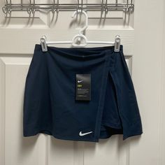 Nike Tennis Skirt Tennis Accessories For Women, Tennis Outfits Aesthetic, Nike Tennis Clothes, Nike Workout Clothes, Sports Shoes Nike, Nike Tennis Outfits, Normcore Outfits, Mini Tennis Skirt, Nike Skirt