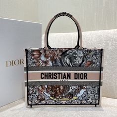 Description CHRSTN DR Medium DYOR Book Tote Multicolor La Force Embroidery, Multicolor, For Women Women’s Handbags, Shoulder Bags 36cm CD Rep 1:1 Size: 36 x 27.5 x 16.5 cm (Length x Width x Height) Introduced by Maria Grazia Chiuri, Creative Director of CHRSTN DR, the DYOR Book Tote has become a staple of the DYOR aesthetic. Designed to hold all the daily essentials, the style is fully embroidered, a variation of the House’s hallmark pattern with a play on reversed colors. Adorned with the ‘CHRSTN DR PARIS’ signature on the front, the medium tote exemplifies the House’s signature savoir-faire and may be carried by hand or worn over the shoulder. ‘CHRSTN DR PARIS’ signature on the front Includes dust bag. This product is of the best quality.                  Additional information         C Dior Aesthetic, Dior Book, Christian Dior Paris, Dior Book Tote, Dior Handbags, Medium Tote, Timeless Treasures, Large Tote, Dior Bag