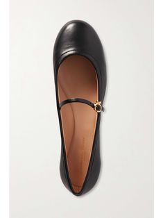 Elegant Medium Width Ballet Flats For Office, Elegant Office Ballet Flats, Medium Width, Chic Evening Ballet Flats With Leather Sole, Chic Calf Leather Ballet Flats, Leather Flats For Evening, Chic Closed Toe Ballet Flats With Leather Lining, Chic Calf Leather Ballet Flats For Office, Chic Ballet Flats For Business, Chic Evening Ballet Flats With Round Toe