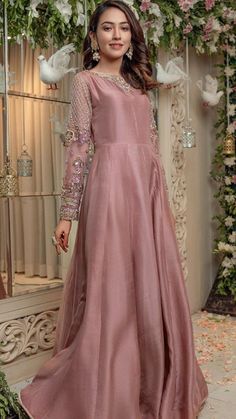 Pakistani Long Dresses, Pakistani Maxi Dresses, Party Wear Maxi Dresses, Shadi Dresses, Garden Party Dresses, Dresses Dinner Party, Latest Dress Design, Dresses Dinner