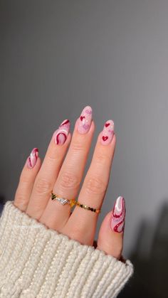 Nails Inspo Aesthetic Valentines Day, Sweethearts Nail Ideas, Subtle Valentine’s Day Nails, Simplistic Valentines Nails, Short Almond Nails Designs Valentines, Valentine Nude Nails, Valentines Day Nails Blooming Gel, Oval Nails Designs Valentines