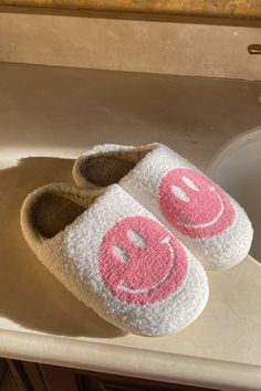 Happy Face Slippers, Pink Smiley, Preppy Shoes, Preppy Lifestyle, Cute Slippers, Preppy Girl, Home Slippers, Estilo Preppy