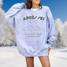 Let's go skiing! 🥳 How to order: 1. Select the size and colour of the sweatshirt from the drop-down menus. 2. Personalize your sweatshirt - add a location. 3. Add the item to your card via the Add to Card button and repeat for each piece. 4. Proceed to payment. Details: ✨ Gildan 18000 ✨ Sturdy and warm sweatshirt bound to keep you warm in the colder months. ✨ 50% cotton, 50% polyester ✨ Pre-shrunk ✨ Classic fit ✨ Air-jet spun yarn with a soft feel and reduced pilling ✨ Double-needle stitched collar, shoulders, armholes, cuffs, and hem Sizing: The sweatshirts are unisex, so we suggest staying with your normal size for a relaxed fit. If you would like an oversized fit, we suggest sizing up 1-3 sizes larger than your normal. Please reference the Size chart in the photos for measurements and Apres Ski Jewelry, Ski Lodge Sweater, Apres Ski Sweatshirt, Vintage Pre-shrunk Winter Sweatshirt, Skiing Sweatshirt, Girls Weekend Gifts, Go Skiing, Week End, Girls Weekend