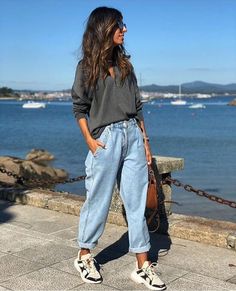 Jeans And Sneakers Outfit, Look Boho Chic, Casual Weekend Outfit, Mom Jeans Outfit, Outfit Primavera, Weekend Outfit, Looks Chic