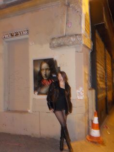 Girl with brown hair leaning against wall on street in the dark. There is a painting on the wall and the girl is in a short black dress with a black leather jacket on and high black boots. Digital Camera Pics, Night Street Photography, Night Out Style, Street Pics, Camera Pics, Photo Ideas Instagram, Night Street, Flash Photo