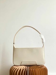 SHOP MORE LUXURY PRODUCTS HERE Description Burberry Thomas Shoulder Bag Monogram White For Women, Women’s Bags 5.5in/14cm 80462501 Size : 28 x 5 x 14cm / 11 x 2 x 5.5 inches (Length x height x width) A structured shoulder bag in smooth, accented with our Thomas Burberry Monogram. The versatile design features an adjustable shoulder strap. Min. shoulder strap drop: 19.5cm/7.7inMax. shoulder strap drop: 35.5cm/14inAdjustable shoulder strapTwo interior card slotsOne interior slip pocketZip cl