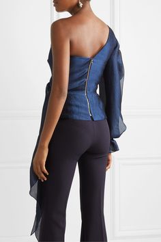 Roland Mouret | Vero asymmetric crepon top | NET-A-PORTER.COM White Tailored Pants, Shoulder Tops Outfit, Top Net, Street Beat, Clothes Fall, Fall Over, Special Dresses, Activewear Fashion