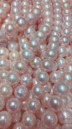 many white pearls are in a pile together