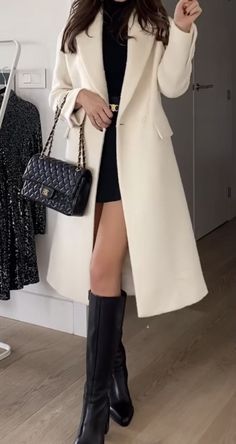 #Winter#WinterOutfits#Fashion2024#SeasonalFashion#WinterTrends#StyleTips#ColdWeatherOutfits#Skirts#Layering#MidiSkirtsIdeas#OutFitIdeas#WinterFashion#WinterOutfitsAesthetic#WinterOutfitsKorean#WinterOutfitsForWomen#ChristmasOutfit White Overcoat Outfit Women, Gender Reveal Outfits For Guest, White Coat Outfit Classy, White Coat Outfit Winter, January Birthday Outfit Ideas, Overcoat Outfit Women, Outfit Americana, Overcoats Women, Thanksgiving Outfit Ideas