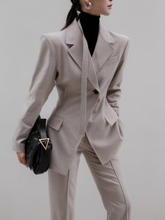 Slim Suit Women, Women Tailored Suit, Pear Clothes, Tailored Jacket Women, Runway Suits, Women Suit Outfits, Womens Tailoring, Elegant Suits For Women, Feminine Suits