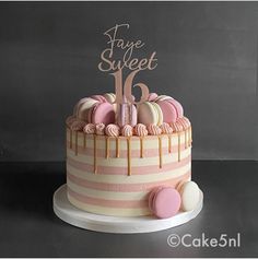 Sweet sixteen partycake Sixteenth Birthday Cake Ideas, Sweet 16 Cake Ideas Simple, Pink Cake With Macarons, Two Floor Cake, Birthday Cake With Macarons On Top, 16th Birthday Cake Sweet Sixteen, Cakes With Macarons On Top, 16 Cake Ideas 16th Birthday, Macaron Cake Decoration